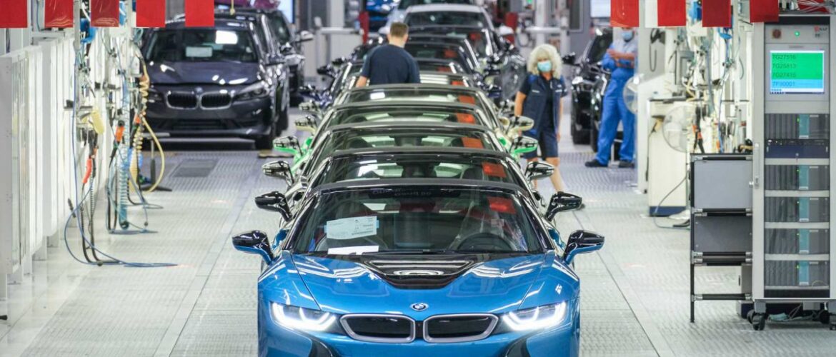 Homenaje para los últimos 18 BMW i8 que abandonan la planta de Leipzig.